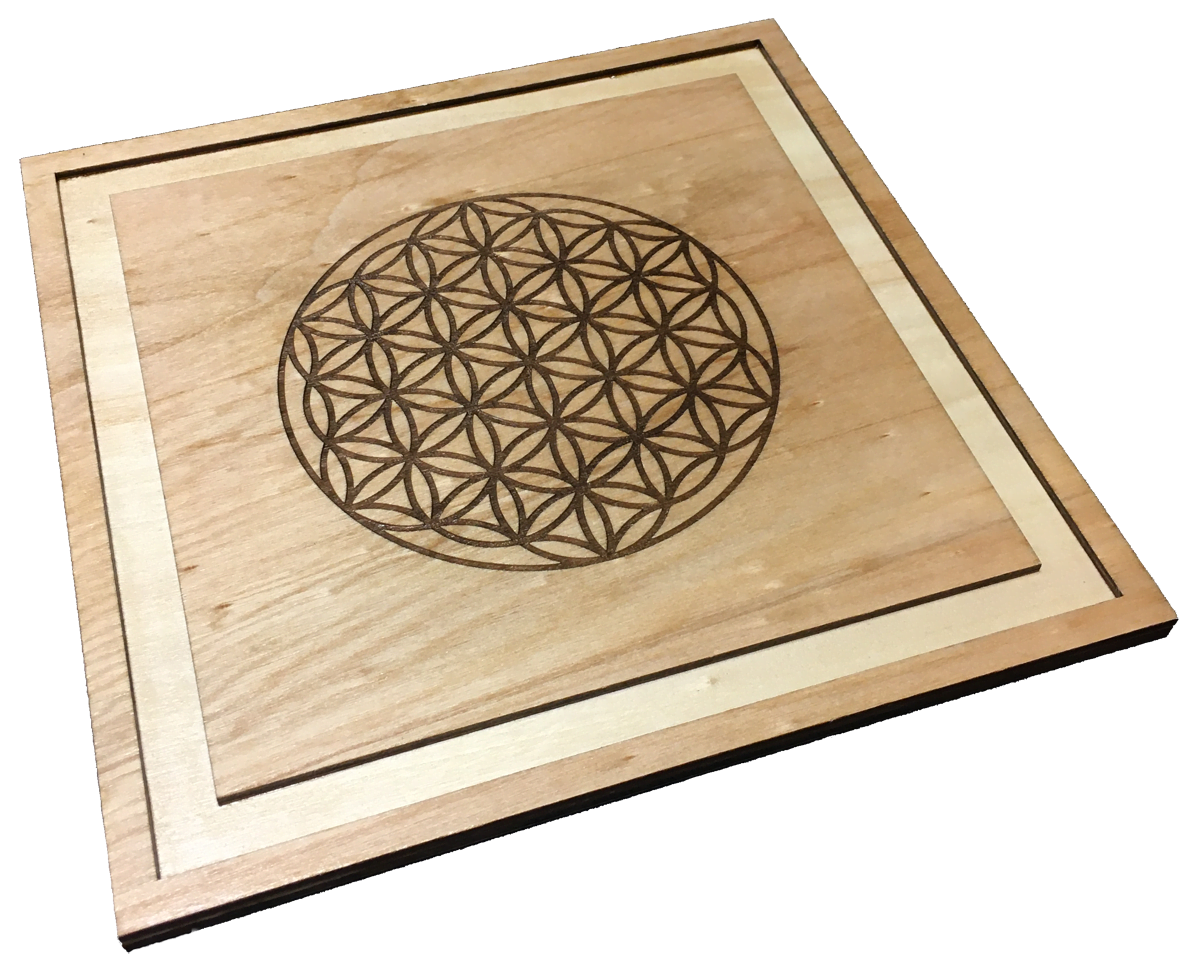 Plateau réalisé sur mesure avec deux couches de peuplier et fleur de vie gravée et découpé selon dimensions personnalisées pour usage professionnel