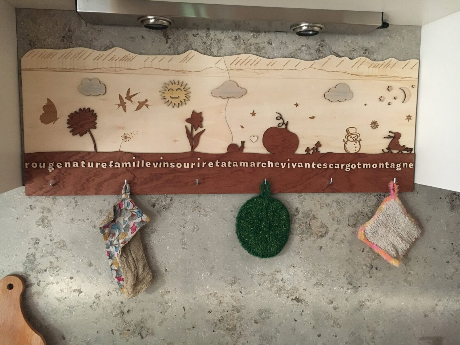 Crédence bois décorée de reliefs et d'ornements